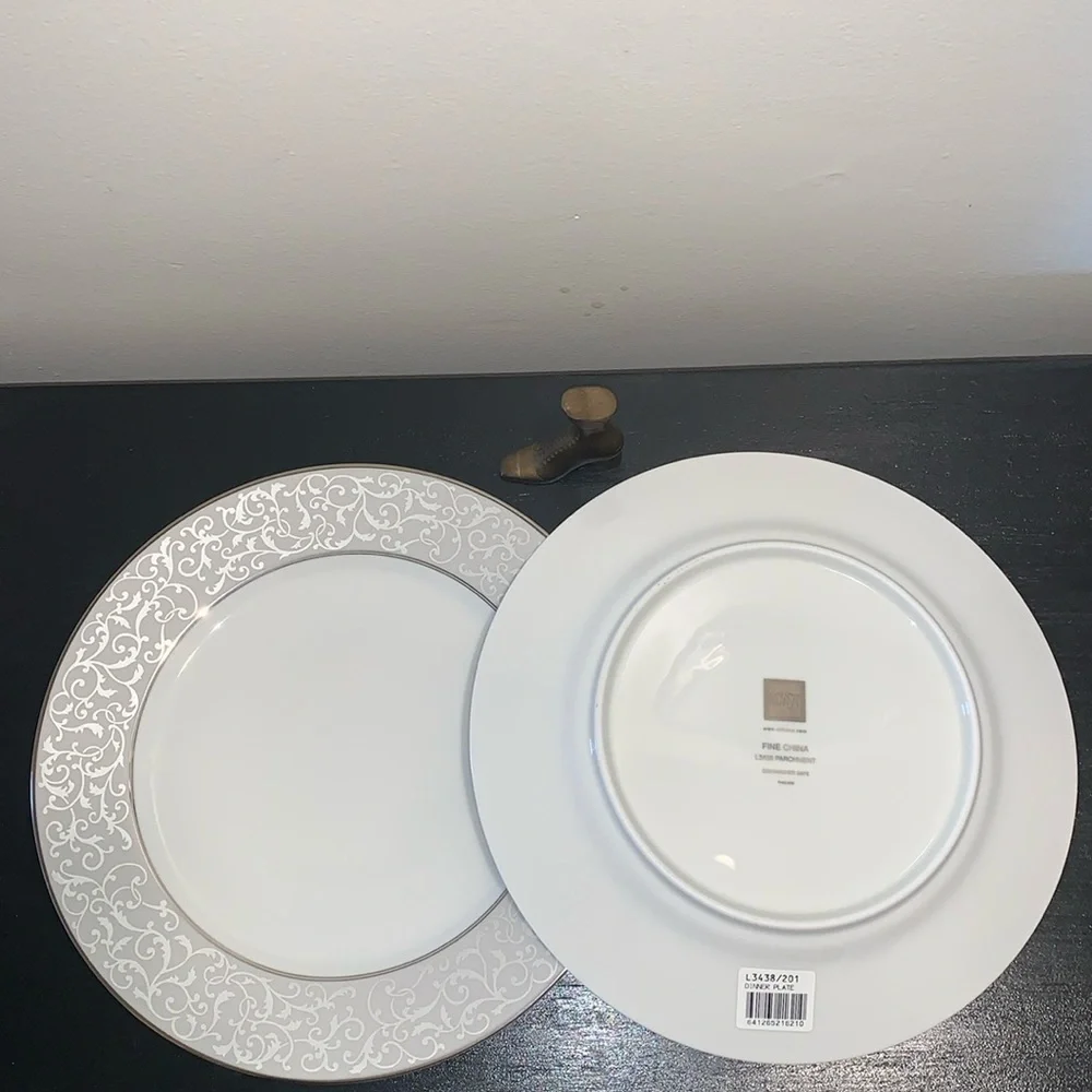 Lot of‎ 2 Mikasa Parchment Dinner plates. NWT.  Made in Thailand.